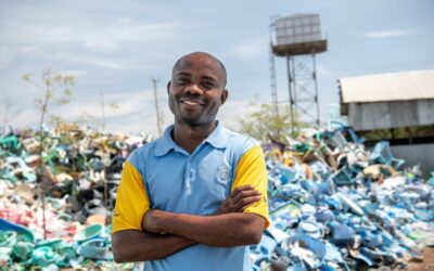 Un réfugié congolais transforme les déchets plastiques en une activité rentable