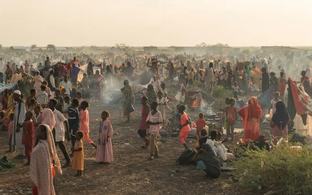 Après une année de guerre, des milliers de personnes fuient toujours le Soudan chaque jour