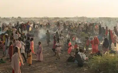 Après une année de guerre, des milliers de personnes fuient toujours le Soudan chaque jour
