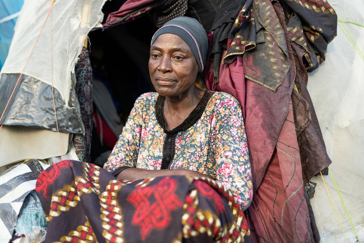 Une femme regarde fixement devant elle.
