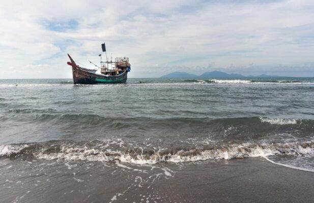 Un canot pneumatique traditionnel est ancré non loin des côtes d'Aceh, en Indonésie.