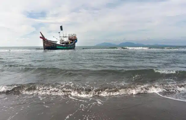 Un canot pneumatique traditionnel est ancré non loin des côtes d'Aceh, en Indonésie.