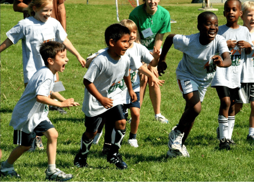 « Soccer Without Boundaries » à Calgary : « Nous investissons en eux, ils reviennent ensuite comme mentors »